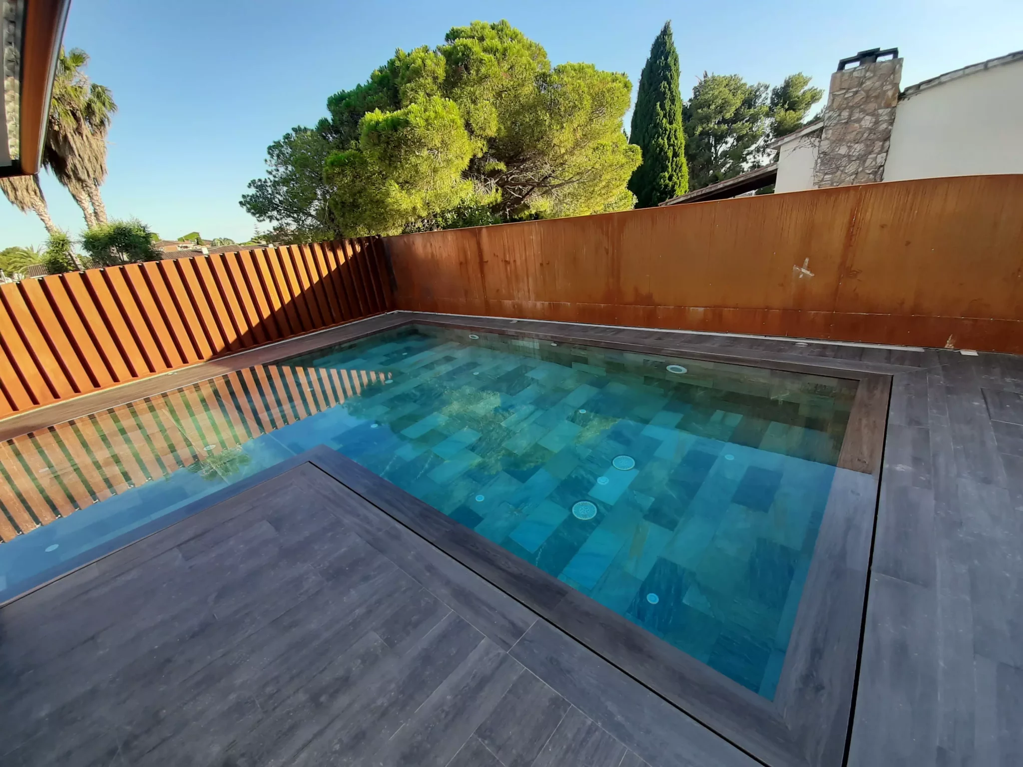 piscina con acabados modernos